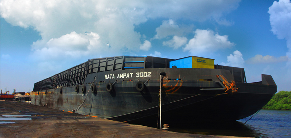 TEI bulk barge Raja Ampat 3002 at port